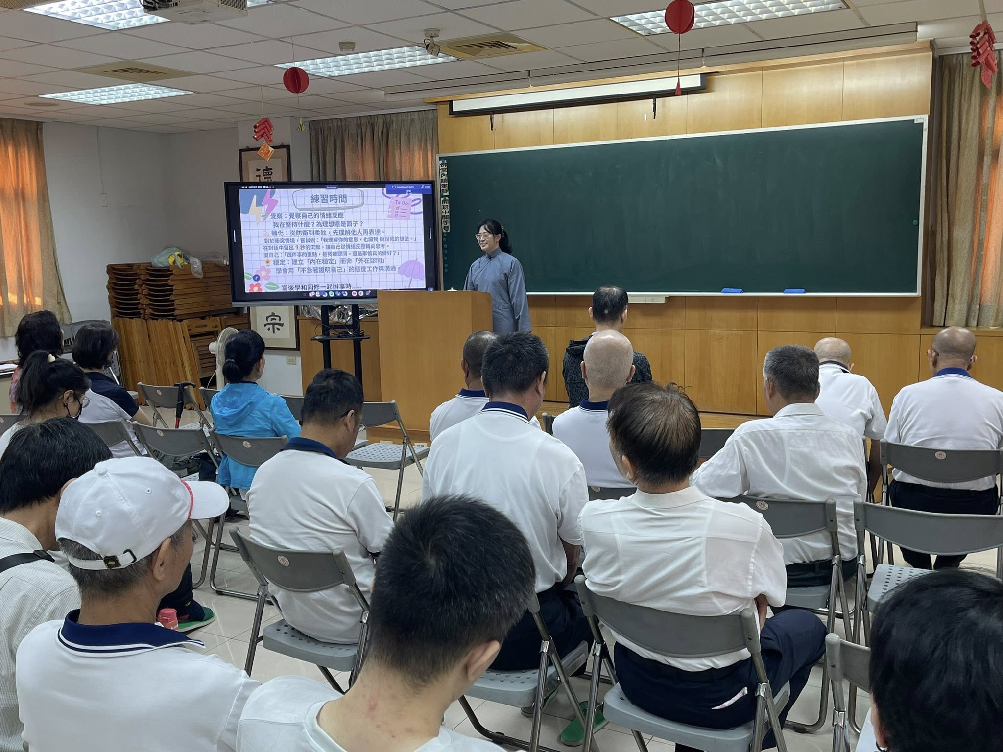 第一節邀請何良純講師慈悲成全，題目：「放下我執」，第二節邀請劉美均講師慈悲成全題目：「以愿力投入道場」